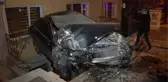 Başkentte kontrolden çıkan otomobil binaya çarptı