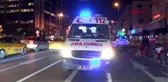 Kırmızı ışıkta bekleyen taksiye çarpan motosikletin sürücüsü yaralandı