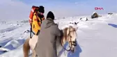 Erzurum sağlık ekibi, atla geldikleri köydeki hastayı kızakla götürdü