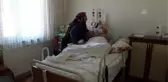 Felçli eşine tek başına bakan kadının tekerlekli sandalye sevinci