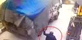 Üzerine kumaş balyaları devrilen kişinin korkunç ölümü kamerada!