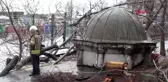 Beyoğlu'nda devrilen ağaç tarihi çeşmeye zarar verdi