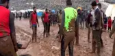 Soğukla mücadele eden İdlibli çocuklar çamurla eğlendi