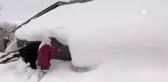 Bazı köylerdeki tek katlı evler karla kaplandı
