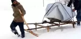 Kar yağışının esir aldığı kentte, arızalı bulaşık makinesi kızakla taşındı
