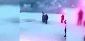 Buz üstünde meşalelerin arasından geçerek evlenme teklifinde bulundu