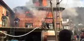 İki katlı ev çıkan yangında kullanılmaz hale geldi
