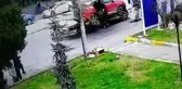 Yaşlı kadının çekicinin kaldırdığı araçtan düştüğü anlar kamerada