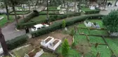 Kabristanda yönleri farklı yerlere bakan mezarları görenler şaşırıyor