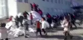 Öğrenciler okul bahçesine taşınan karla sevindi