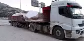 Burdur tır'ın dorsesindeki 10 tonluk mermer blok, kasayı kırarak karayoluna düştü