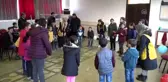Çocuklara ihtiyaç sahibi olduklarını hissettirmeden yardım ediyorlar