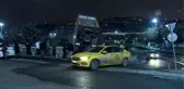 Kağıthane'de kontrolden çıkan kamyonet parkın duvarında asılı kaldı