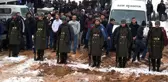 Şehit cenazesinde bir grup genç, üşümesinler diye montlarını askerlere giydirdi