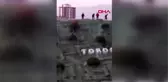Araçlara taş atan gençler görüntülendi