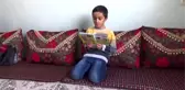 Hakkarili öğrenci kitapları tersten okuyor