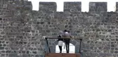 UNESCO korumasındaki 7 bin yıllık Diyarbakır surlarına balkon yapıldı