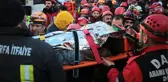 Depremin simgesi Azize Çelik, hastanede kurtarıcısı olan itfaiye erinin ismini sayıkladı