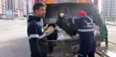 Temizlik işçileri sokak hayvanlarını besliyor