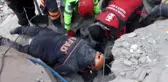 Erzurum afad ekibi depremden 17 saat sonra kurtardığı çelik ailesini ziyaret etti