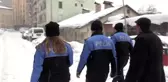 Hakkari polisi, kapı kapı dolaşıp vatandaşa KADES'i anlattı