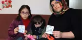 Yardım için gönderilen montun cebinden çıkan not, depremzede aileyi duygulandırdı