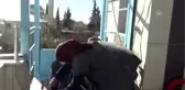 Bedensel engelli oğlu için evinin balkonuna demirciye asansör yaptırdı