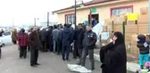 Elazığ'da istenmeyen görüntüler! Yardım malzemelerinin dağıtılmasını beklemeden alıp götürdüler