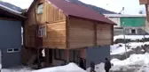 Kurduğu kamera sistemiyle ahırını evinden izliyor