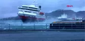 Rüzgardan savrulan yolcu gemisi rıhtıma çarptı