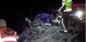 Önce kamyona, sonra bariyere çarpan otomobilin sürücüsü öldü