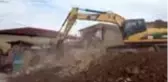 Ağır hasarlı evler kontrollü yıkıldı
