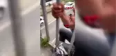 Silivri'de üst geçitte intihar girişimi; emniyet müdürü ikna edip indirdi