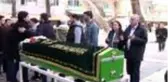 Sinema sanatçısı Ahmet Mekin'in eşi Şükran Kurteli toprağa verildi