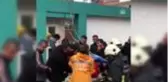 Bacağına demir korkuluk saplanan kişi itfaiye ekiplerince kurtarıldı