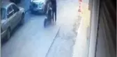 Elektrikli motosikletin çalınma anı güvenlik kamerasında