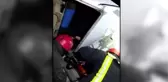 Araçta sıkışan 2 kişiyi itafiye ekipleri çıkardı