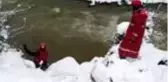Dereye devrilen iş makinesinin operatörünü arama çalışmaları sürüyor