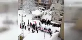 Arhavi'de kar nedeniyle pazar yerinin çatısı çöktü: 1 yaralı
