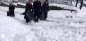 Kendilerine yardım eden rektörü tanımayıp 