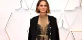 Güzel oyuncu Natalie Portman, adaylık alamayan kadınların isimlerini kıyafetine işletti