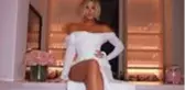 Khloe Kardashian beyaz dekolteli elbisesiyle takipçilerinden 2,5 milyon beğeni aldı