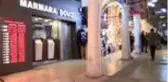 Kapalıçarşı'daki birçok dükkan vitrin ve tabelalarıyla tarihin üzerini örtüyor