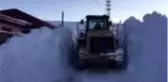 Kar kalınlığının 4 metreye ulaştığı köy yolu 8 saatte açıldı