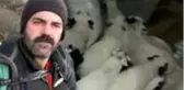 Kuzuların garip davranmasından şüphelenen besici, video çekmek isterken deprem anını kaydetti