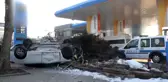 Otomobil akaryakıt istasyonunun duvarına çarptı: 1 yaralı