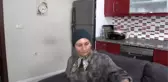 Depremzede Asya Koşal tek kolu ve ayağıyla ördüğü atkı ve bereleri Elazığ'a gönderdi