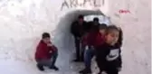 Hakkari yüksekova'da aileler, 'kar tüneli'nden geçerek evlerine girip çıkmaya başladı