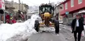 Başkale'de biriken karlar, kamyonlarla ilçe dışına taşınıyor