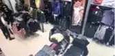 Esenyurt'ta elbise deneyen müşterinin pasrasını çalan şüpheli kamerada